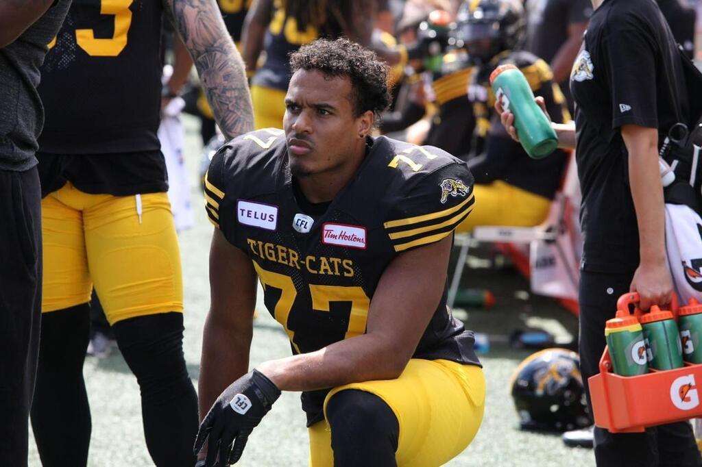 Valentin Gnahoua avec son équipe des Tiger-Cats d’Hamilton (Canadian Football League). © Shannon Vizniowski