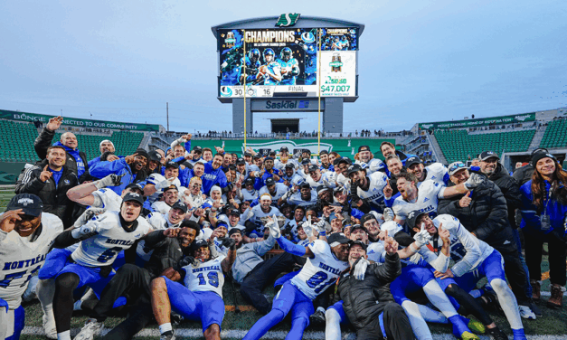 Neuf Français au Sommet du Football Universitaire Canadien : Les Carabins Champions !